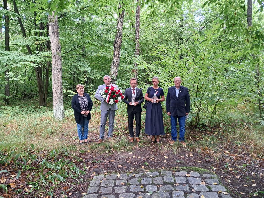 Pamięć o tragicznych wydarzeniach – hołd oddany ofiarom zbrodni z 1942 roku
