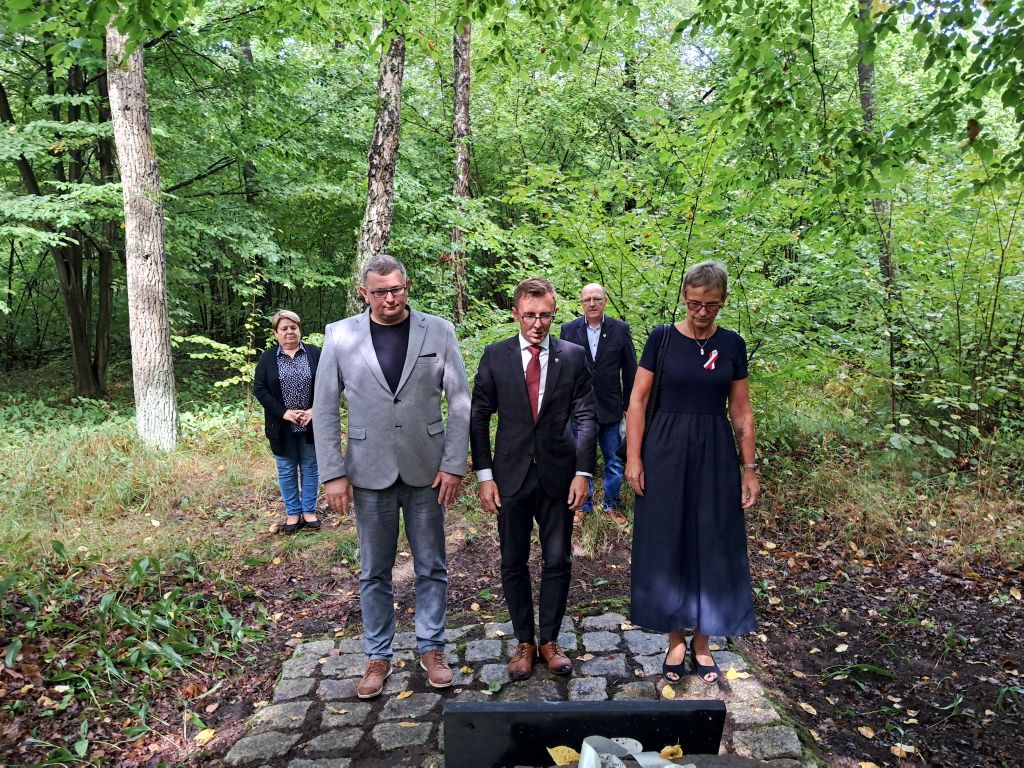 Pamięć o tragicznych wydarzeniach – hołd oddany ofiarom zbrodni z 1942 roku