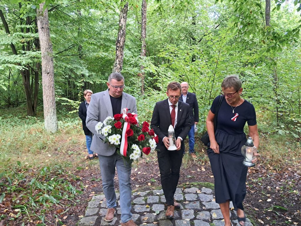 Pamięć o tragicznych wydarzeniach – hołd oddany ofiarom zbrodni z 1942 roku